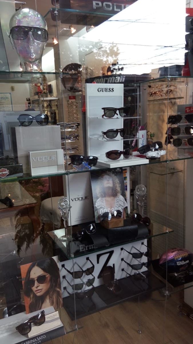 Vitrine interna com expositores de óculos de sol da Clear Vision Óptica — Guess, Vogue, Ray-Ban